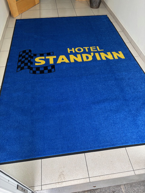 Hotel stand inn tapis entree zoom