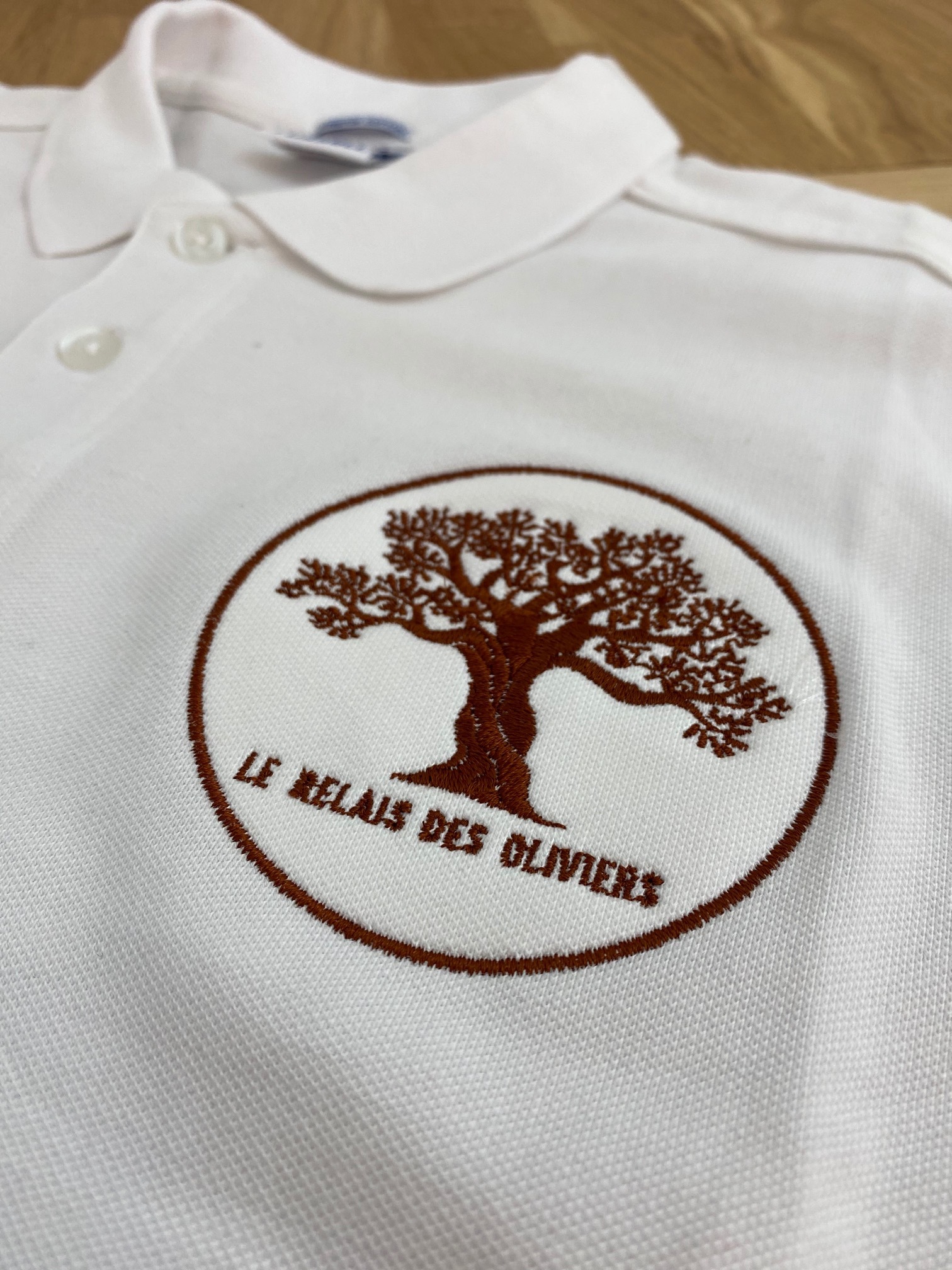 Polo-broderie-relaisdesoliviers